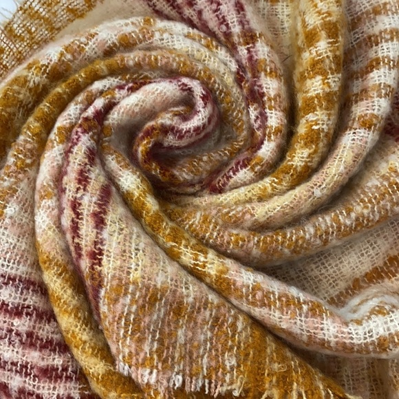 Nine‎ West warm scarf in color spice wide and long - Picture 2 of 5